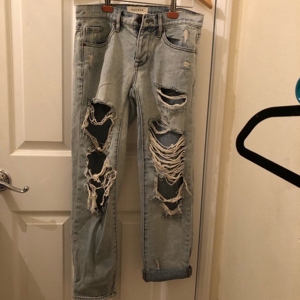 Light Wash Boyfriend Jeans Distressed